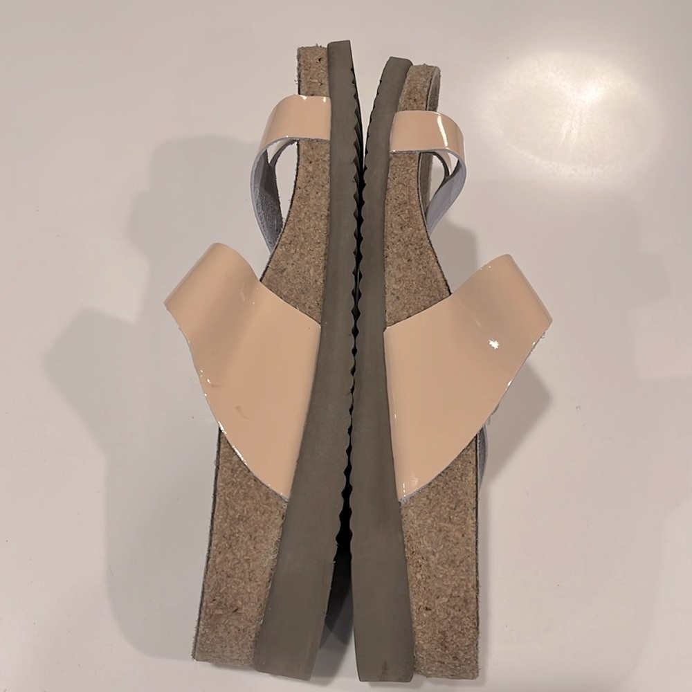 MEPHISTO HELEN Classics Sandals Tan/Beige patent with adjustable buckle - Picture 5 of 12